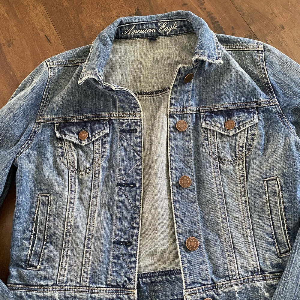 AE Jean Jacket Size Medium - Picture 8 of 9